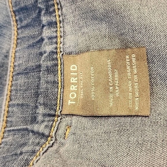 Torrid - 3.5 Inch Relaxed Utility Lightweight Mid-Rise Short in Medium Wash - Picture 7 of 10